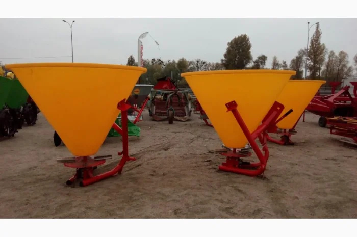 Разбрасыватель минеральных удобрений на 500 кг (бак пластиковый) фирмы Jar Met- фото № 3