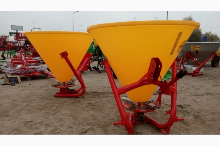 Разбрасыватель минеральных удобрений на 500 кг (бак пластиковый) фирмы Jar Met- фото № 4