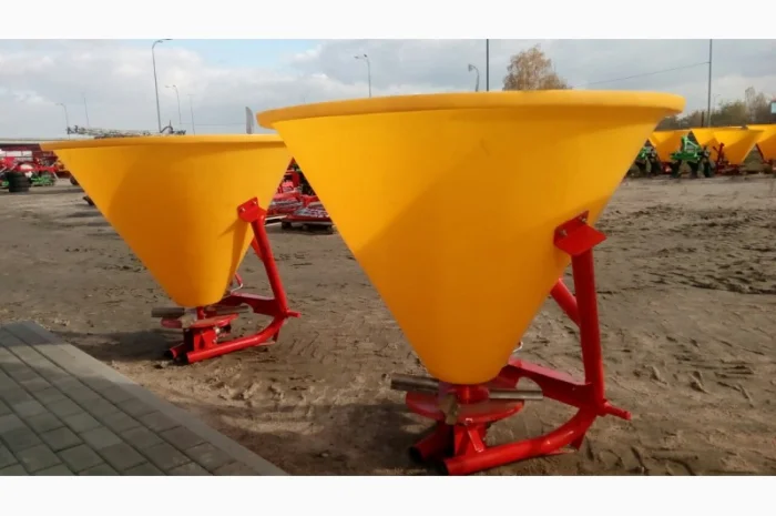 Разбрасыватель минеральных удобрений на 500 кг (бак пластиковый) фирмы Jar Met- фото № 6