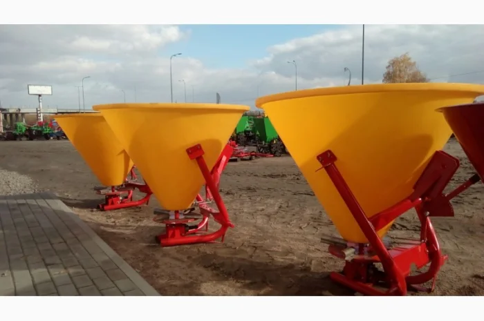 Разбрасыватель минеральных удобрений на 500 кг (бак пластиковый) фирмы Jar Met- фото № 7