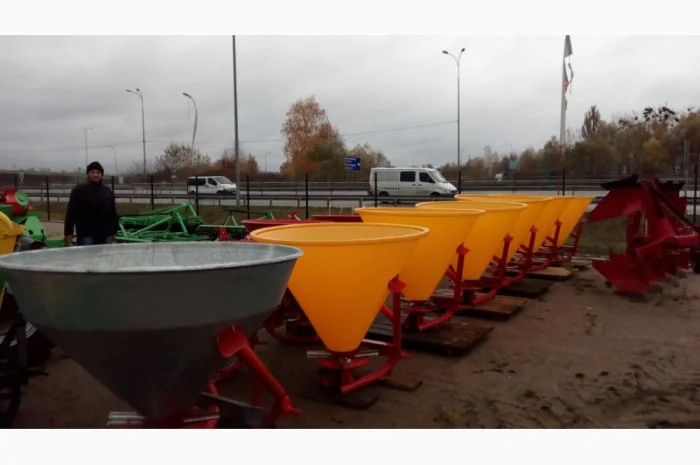 Разбрасыватель минеральных удобрений на 500 кг (бак пластиковый) фирмы Jar Met- фото № 8