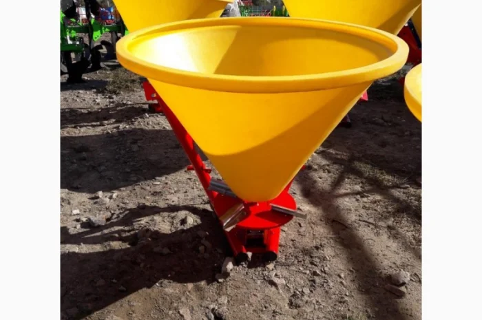 Розкидач мінеральних добрив на 300 кг (бак пластиковий) фірми Jar-Met- фото № 8