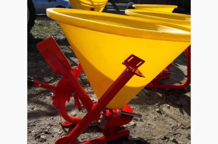 Розкидач мінеральних добрив на 300 кг (бак пластиковий) фірми Jar-Met- фото № 15