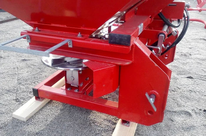 Розкидач міндобрив лійка 1000 кг фірми Jar-Met Польща- фото № 11