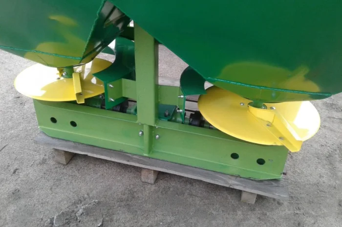 Разбрасыватель удобрений Jar Met 1000 л- фото № 7