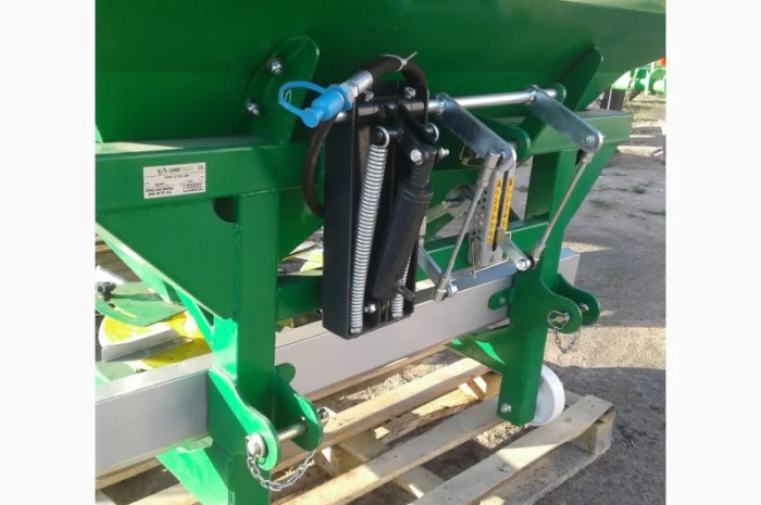 Разбрасыватель минеральных удобрений «LAND FORCE » Турция- фото № 5