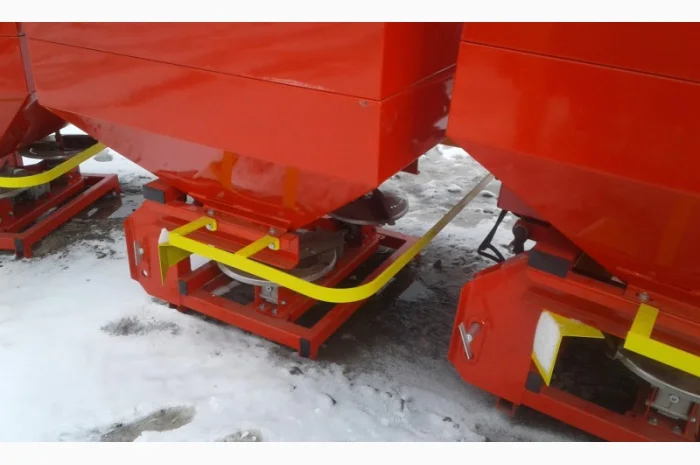 Розкидач міндобрив навісний Jar Met з карданом- фото № 4