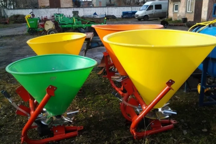 Розкидач мін-добрив 500 л (диски і лопатки із неражвіючої сталі)- фото № 1