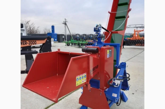 Подрібнювач гілок PG-160T-КR навісний на трактор з поворотною транспортувальною стрічкою- фото № 1