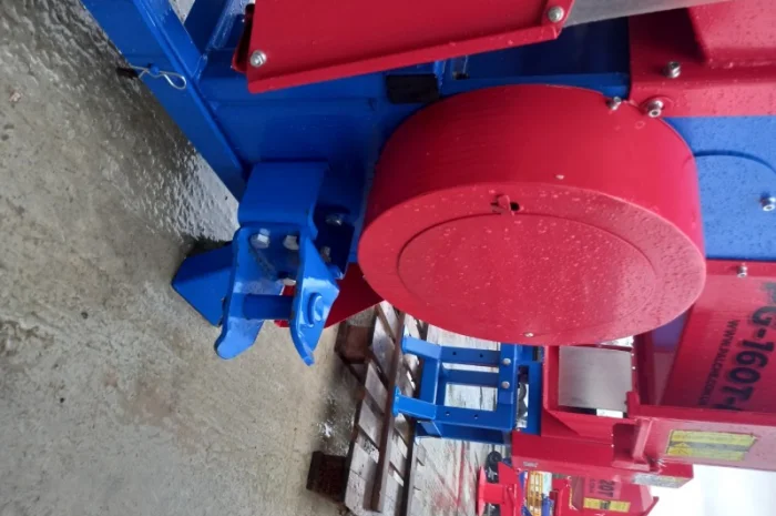 Подрібнювач гілок PG-160T-КR навісний на трактор з поворотною транспортувальною стрічкою- фото № 3