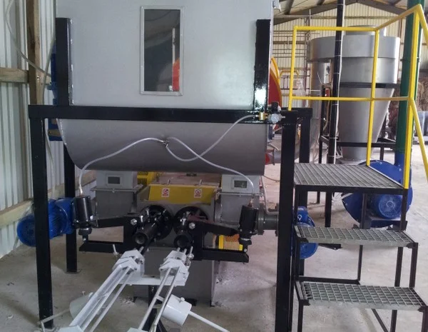 Пресс для производства топливных брикетов из отходов древесины и соломы- фото № 1