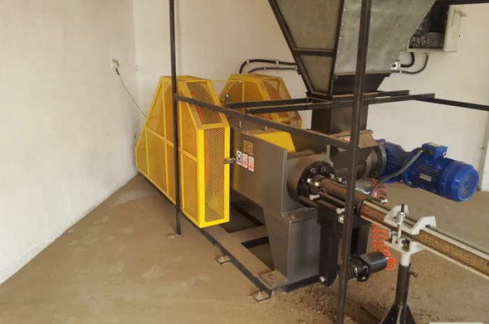 Пресс для производства топливных брикетов из отходов древесины и соломы- фото № 3