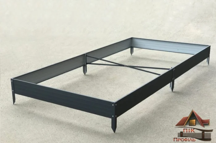 Грядка з пермичкою, клумба з перемичками по середині- фото № 1