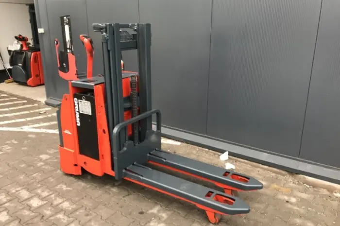 Б/У Штабелер электрический самодвижной LINDE L12L 1, 2т 2, 0м батарея 2010 г- фото № 3