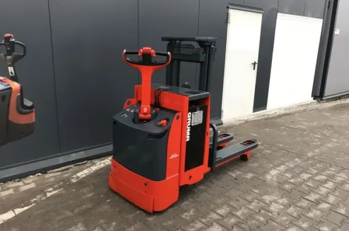 Б/У Штабелер электрический самодвижной LINDE L12L 1, 2т 2, 0м батарея 2010 г- фото № 5