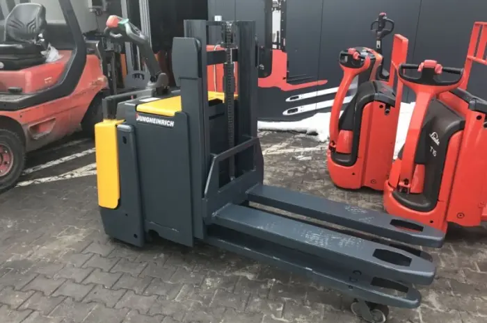 Штабелер электрический Jungheinrich ERD 220 D нижние вилы 2т верхние 1т 1, 8м- фото № 3