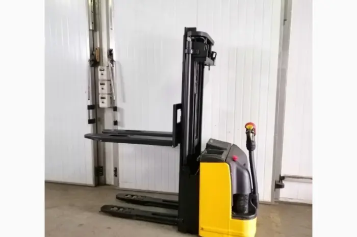 Штабелер электрический поводковый OM Komatsu 1.4-2т 5.00м- фото № 1