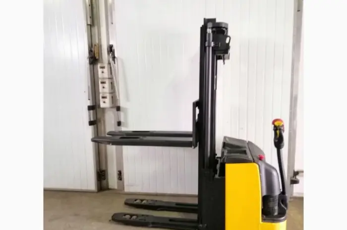 Штабелер электрический поводковый OM Komatsu 1.4-2т 5.00м- фото № 11