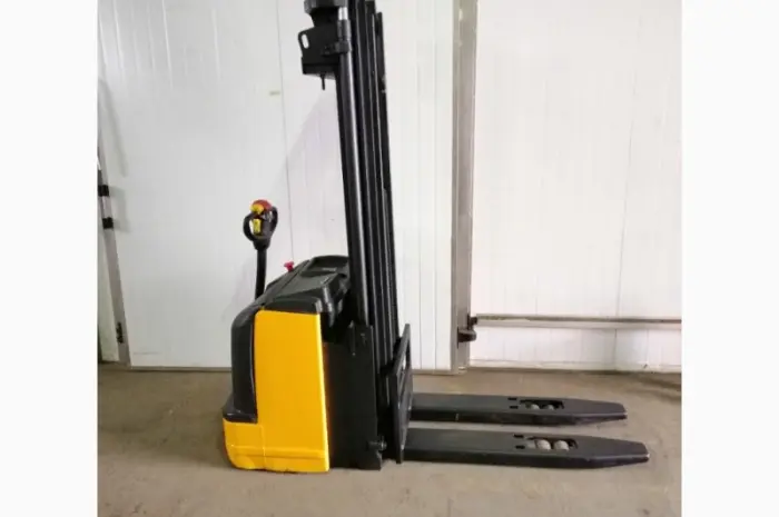 Штабелер электрический поводковый OM Komatsu 1.4-2т 5.00м- фото № 12