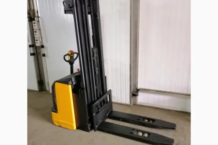 Штабелер электрический поводковый OM Komatsu 1.4-2т 5.00м- фото № 6