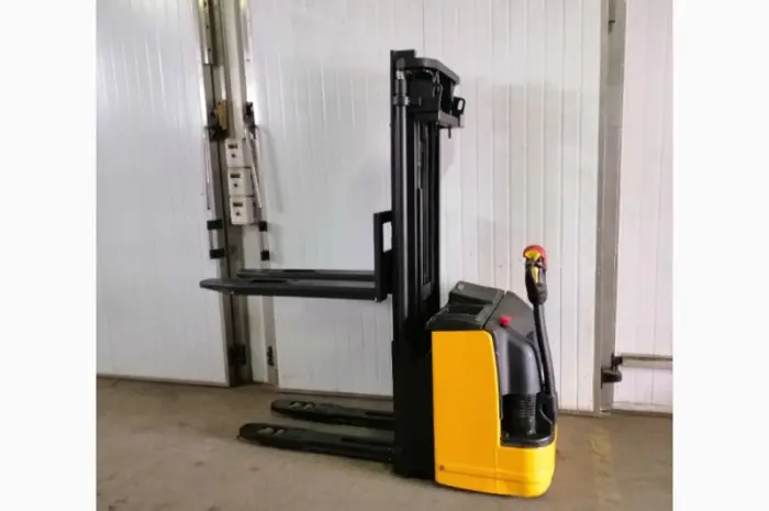 Штабелер электрический поводковый OM Komatsu 1.4-2т 5.00м- фото № 7