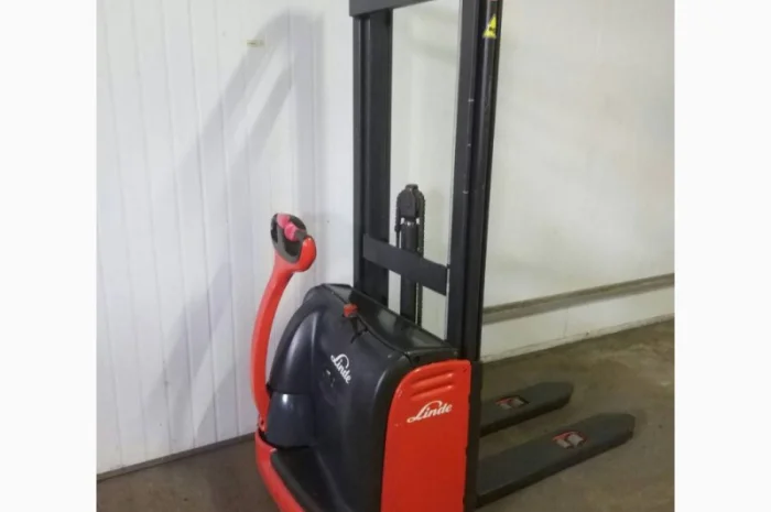 Погрузчик штабелер электрический самоходный Linde L10 1000кг 3300мм- фото № 10