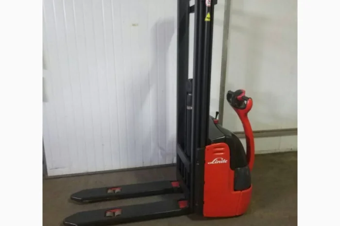 Погрузчик штабелер электрический самоходный Linde L10 1000кг 3300мм- фото № 11