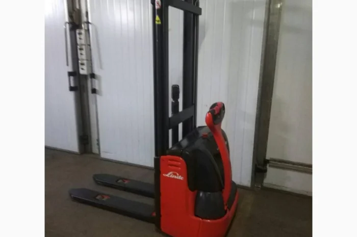 Погрузчик штабелер электрический самоходный Linde L10 1000кг 3300мм- фото № 12