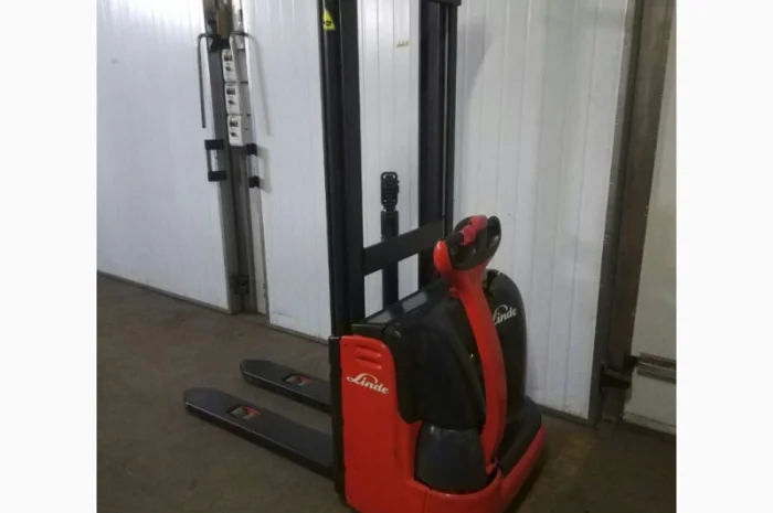 Погрузчик штабелер электрический самоходный Linde L10 1000кг 3300мм- фото № 3