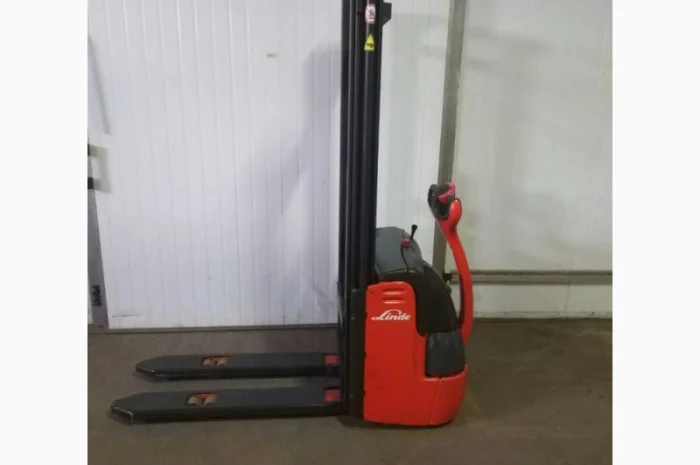 Погрузчик штабелер электрический самоходный Linde L10 1000кг 3300мм- фото № 4