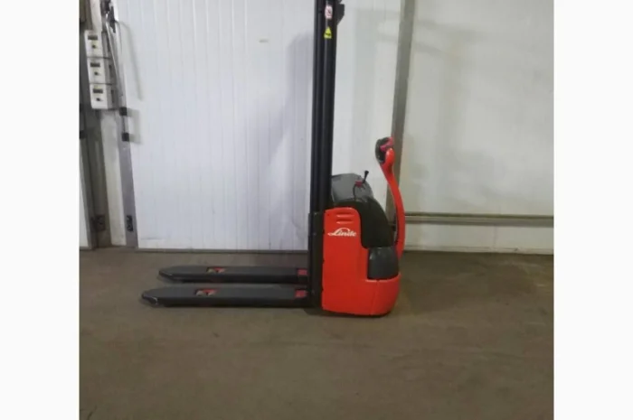 Погрузчик штабелер электрический самоходный Linde L10 1000кг 3300мм- фото № 7