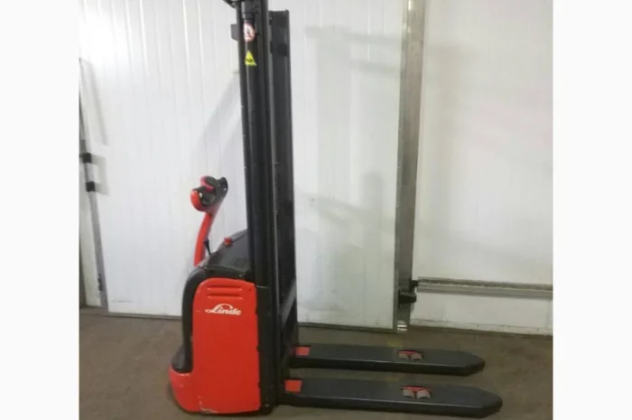 Погрузчик штабелер электрический самоходный Linde L10 1000кг 3300мм- фото № 8