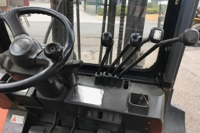 Вилочный погрузчик Toyota 42-7FD40- фото № 2