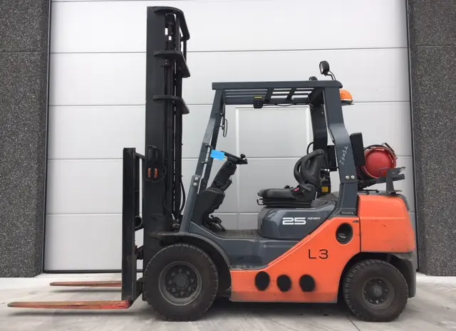 Вилочный погрузчик Toyota 02-8FG25. Спецтехника б/у- фото № 1