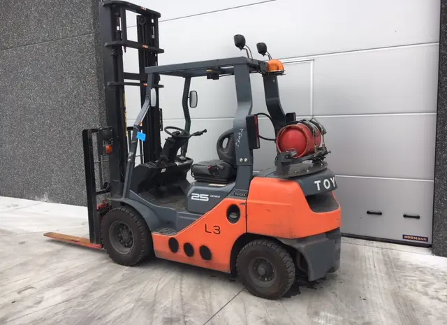 Вилочный погрузчик Toyota 02-8FG25. Спецтехника б/у- фото № 4
