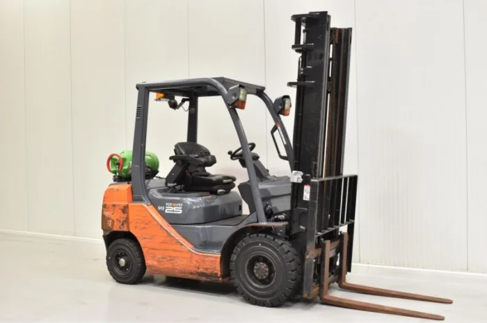 Вилочный погрузчик Toyota 02-8FGF25. Газовый погрузчик- фото № 1