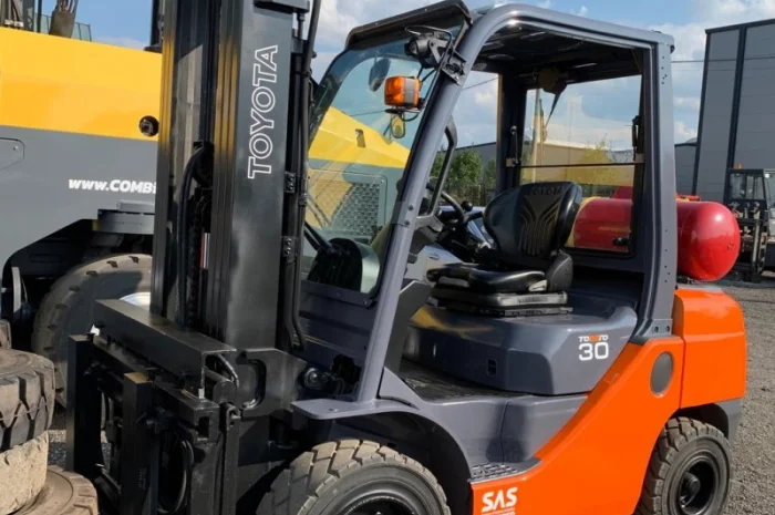 Вилочный погрузчик Toyota 3т., 2015 года с весами, вагонник- фото № 1
