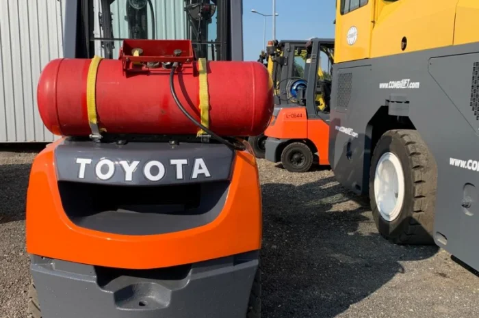 Вилочный погрузчик Toyota 3т., 2015 года с весами, вагонник- фото № 9