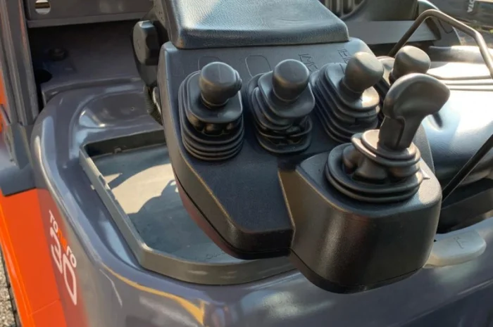 Вилочный погрузчик Toyota 3т., 2015 года с весами, вагонник- фото № 8