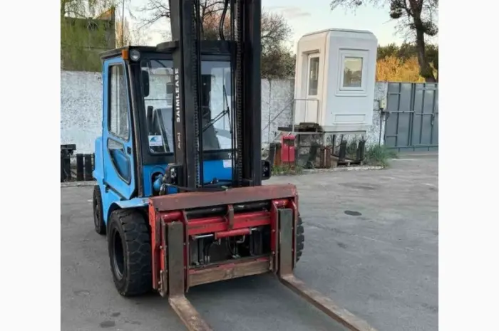 Дизельний погрузчик бу 4.5т. Hyundai 2009 року з кабіною в наявності- фото № 1