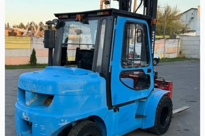 Дизельний погрузчик бу 4.5т. Hyundai 2009 року з кабіною в наявності- фото № 4