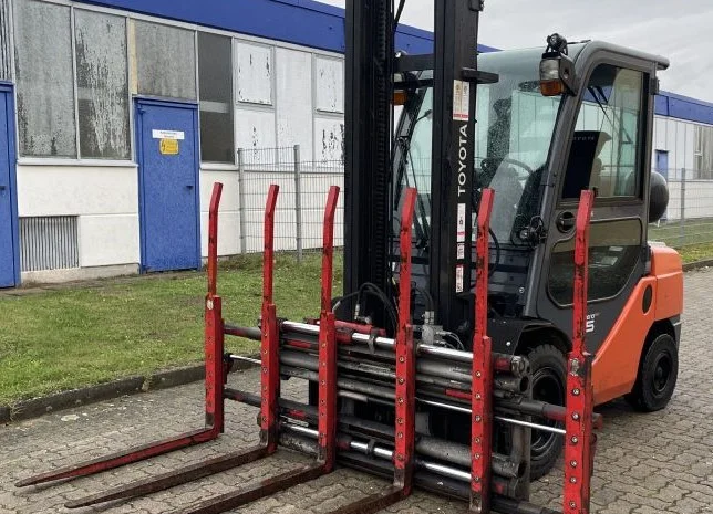 Вилковий навантажувач Toyota 06-8FGJ35F 2017 року кабіна з захватом- фото № 1