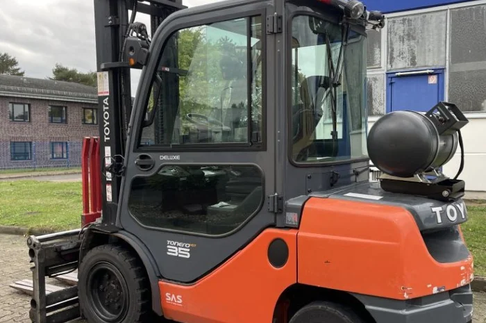 Вилковий навантажувач Toyota 06-8FGJ35F 2017 року кабіна з захватом- фото № 4