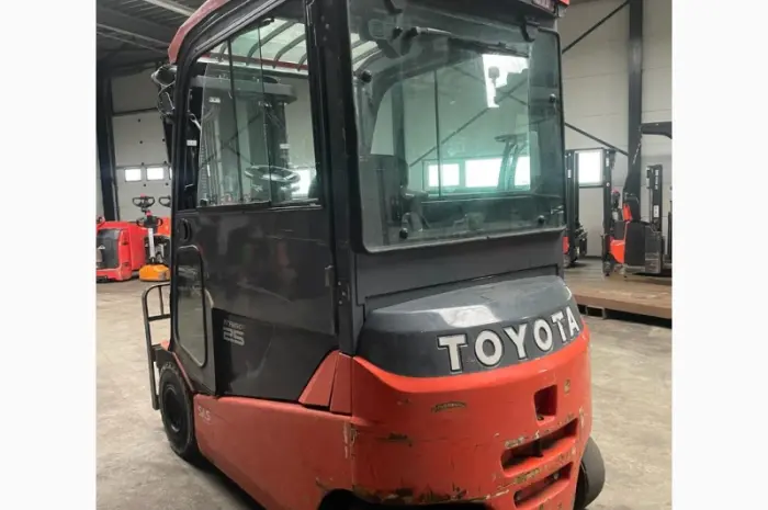 Вилочный погрузчик Toyota 8FBMT25 2019 года 3736 моточасов кабина- фото № 4