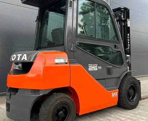 Дизельный погрузчик кара 2.5т. Toyota 02-8FDF25 кабина- фото № 1