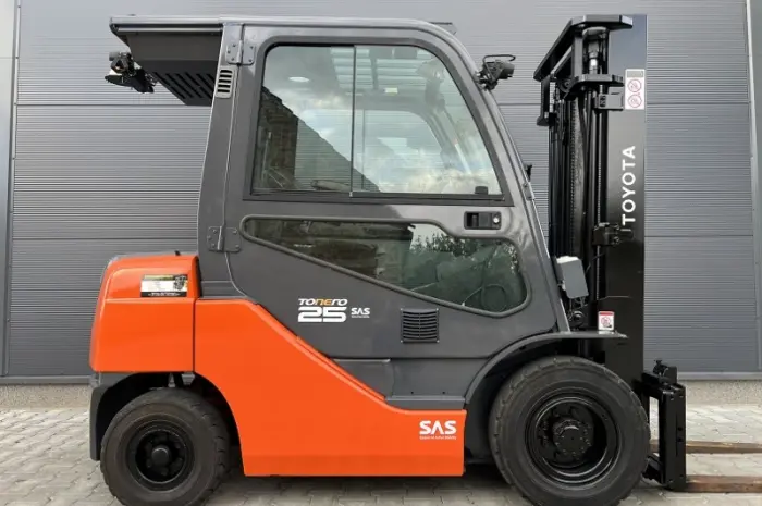 Дизельный погрузчик кара 2.5т. Toyota 02-8FDF25 кабина- фото № 4