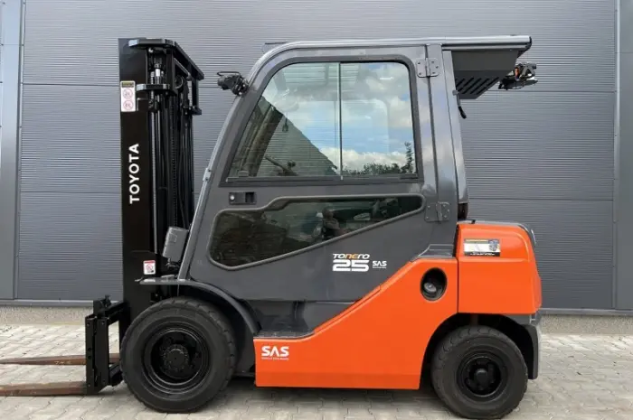 Дизельный погрузчик кара 2.5т. Toyota 02-8FDF25 кабина- фото № 6