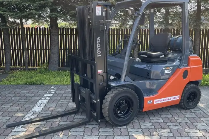 Вилковий навантажувач кара 2.5т. Toyota 02-8FGF25 2014 3431 мотогодин- фото № 1