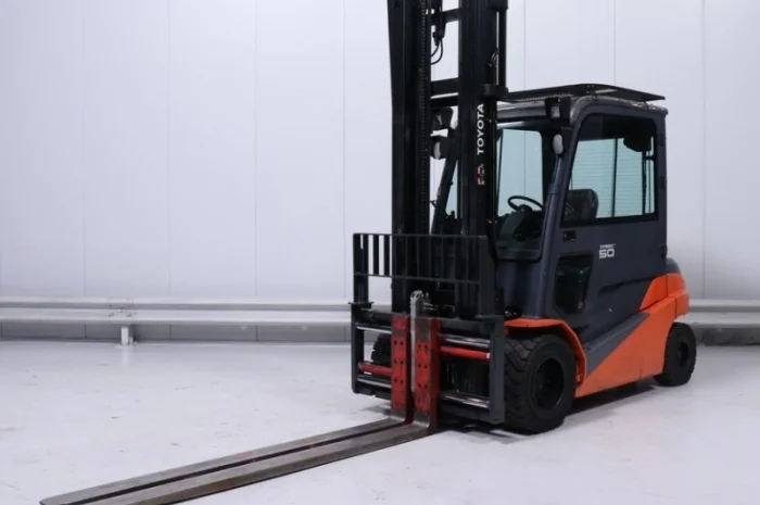 Электропогрузчик Toyota 5т., 2014 года, вилы 2.4м., кабина- фото № 1