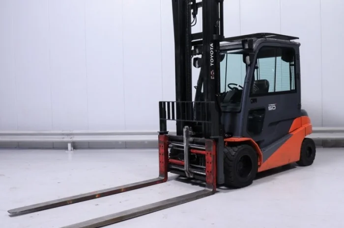 Электропогрузчик Toyota 5т., 2014 года, вилы 2.4м., кабина- фото № 2